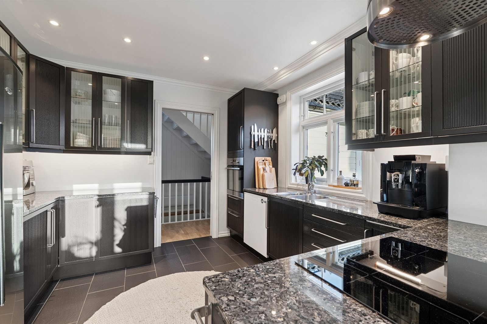 På kjøkkenet er det arbeidsplass for flere familiemedlemmer samtidig! Et lyst og lekkert arbeidsrom med enkel adkomst fra mellomgang og spisestue Galleribilde