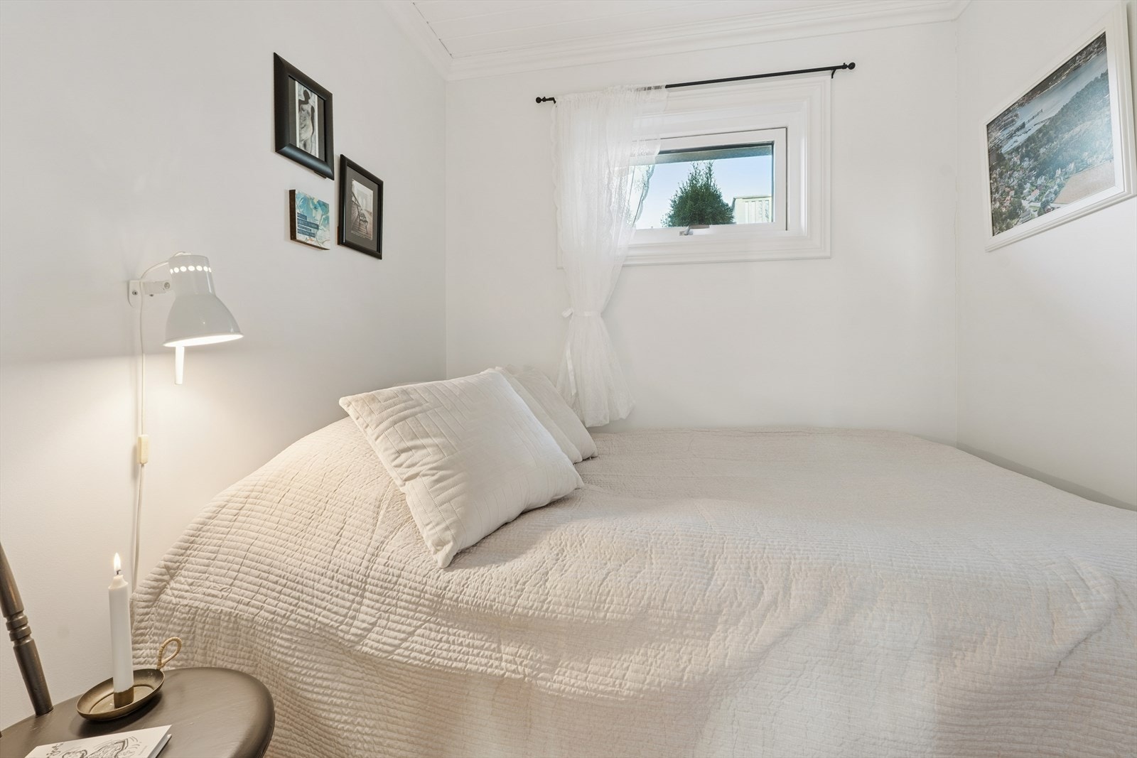 Fra ungdomsstuen er det adkomst til et innredet "soverom" - rommet er ikke bruksendret fra tidligere baderom, ombygget cirka 2012 iflg tidligere salgsoppgave Galleribilde