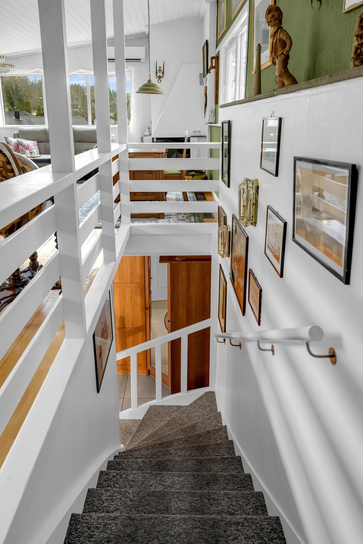 Underetasjen har garasje, vaskerom, hobbyrom, tre boder, aktivitetsrom, gang/toalett, hall med trapp og kryperom. Galleribilde