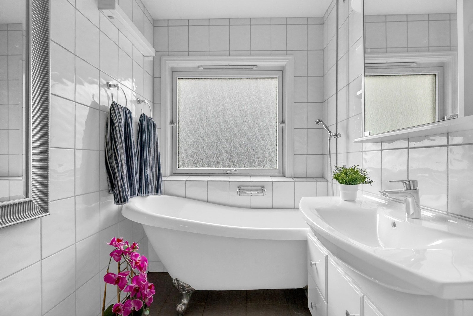 Lyst bad med badekar. Galleribilde