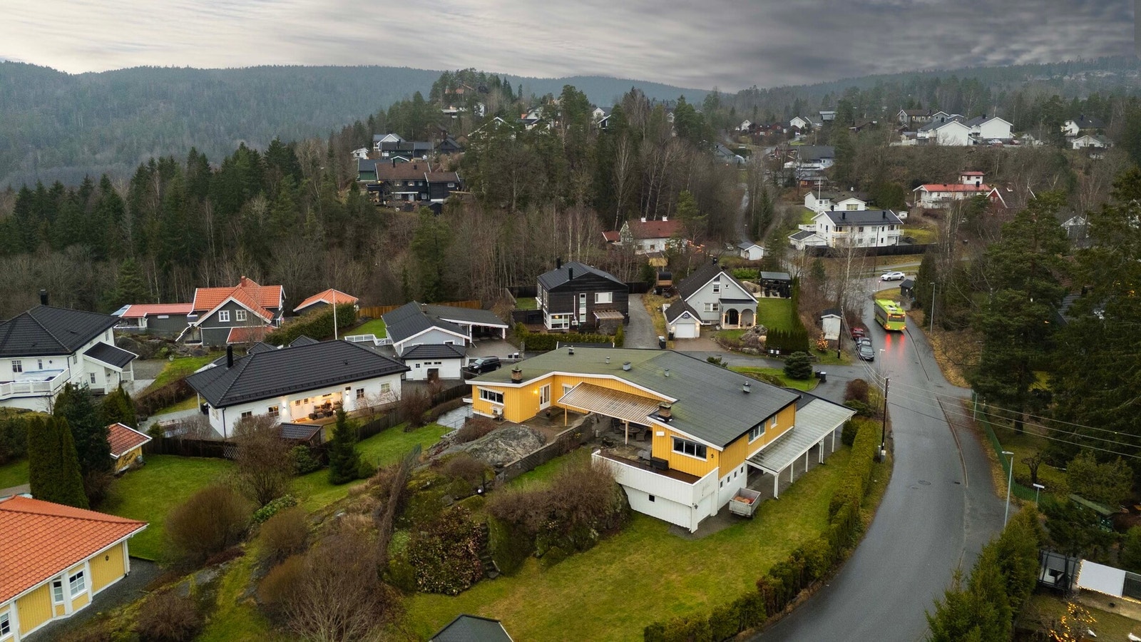Huset ligger i et etablert boligfelt. Galleribilde