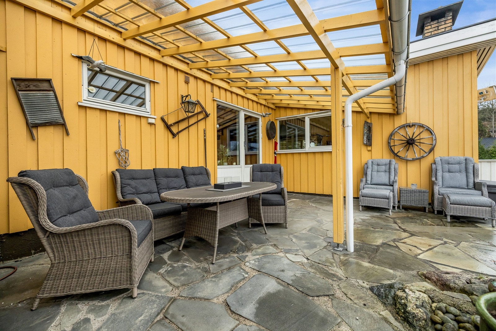 Stensatt uteplass med overbygg. Galleribilde