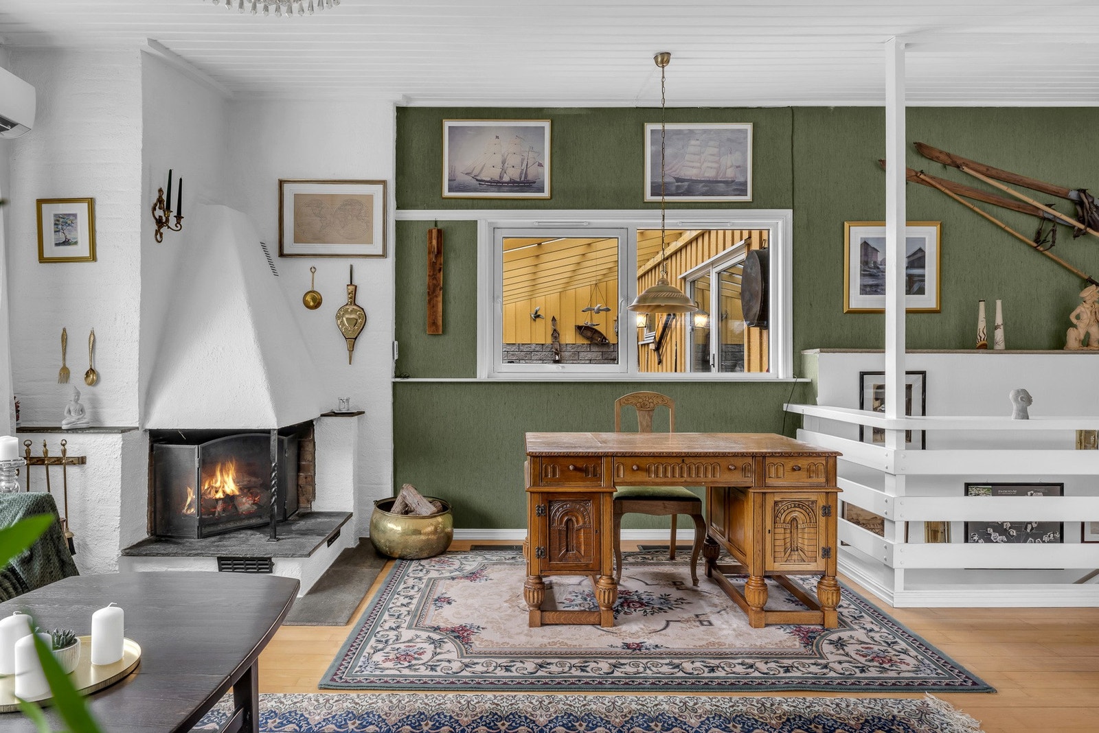 Utsikt mot uteplassen fra stuen. Galleribilde