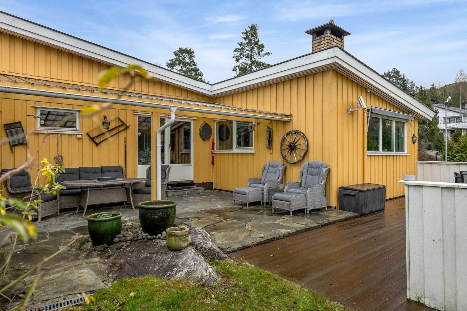 Flotte uteområder med sitteområde, steinbelagt terrasse og tredekke. Galleribilde