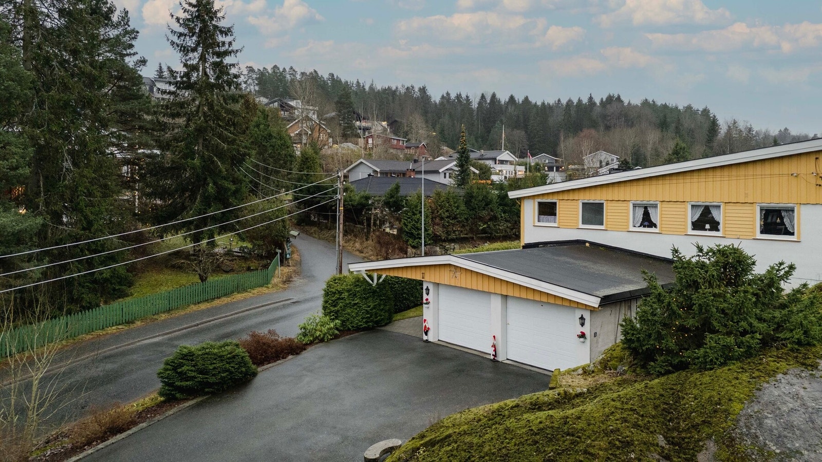 Nyere dbl. garasje ved husets inngangsparti. Galleribilde