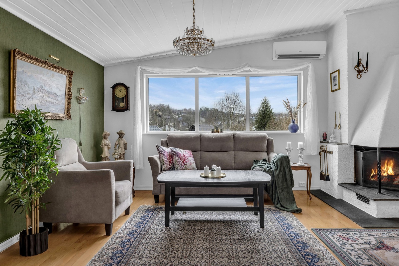 Et av de store vinduene som gir mye naturlig lys og flott utsikt. Galleribilde