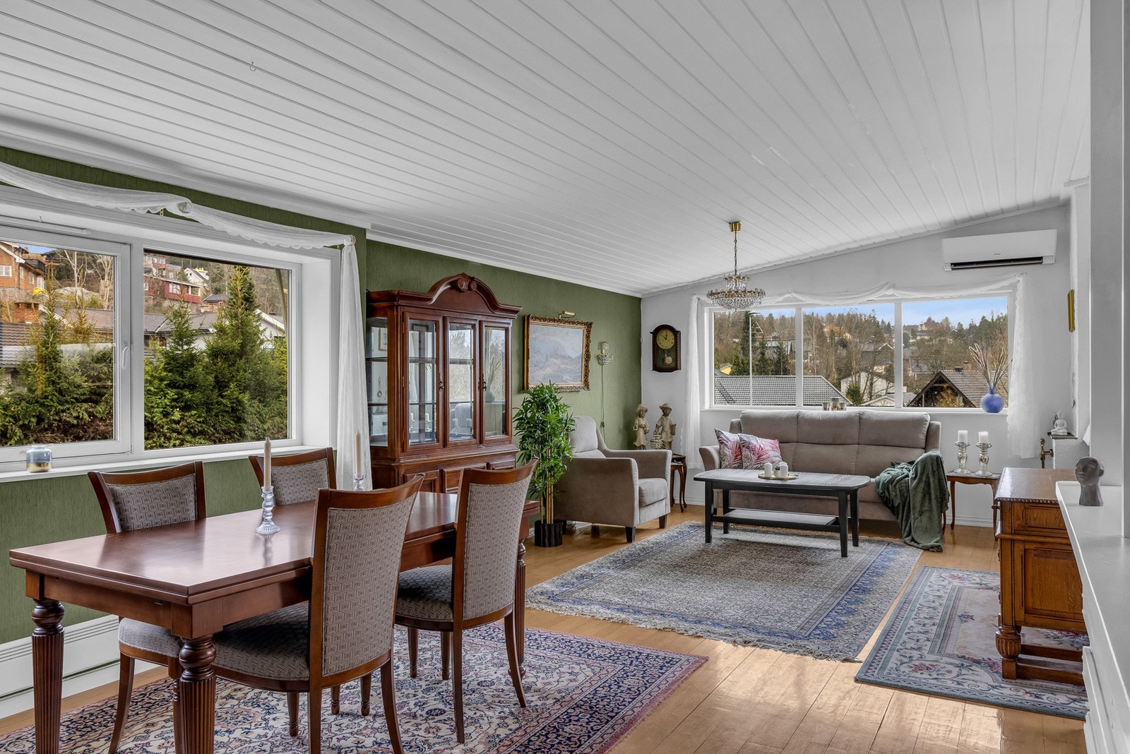 Store vinduer gir godt med naturlig lys. Rommet har en avslappet atmosfære med utsikt mot grøntområder og nabolaget. Galleribilde