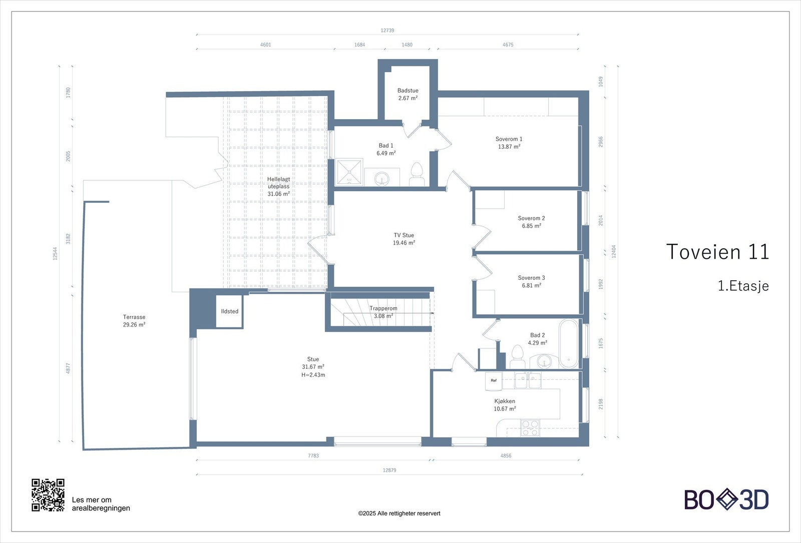 Plantegning av første etasje med stue, kjøkken, tre soverom, to bad, TV-stue, badstue, terrasse og uteplass. Galleribilde