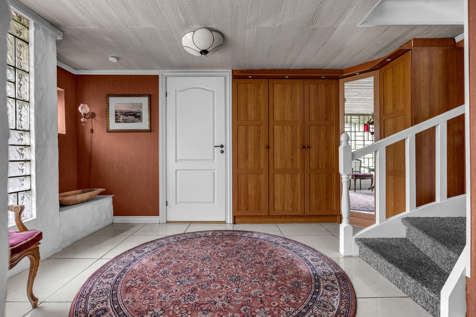 Skapplass i hallen. Galleribilde