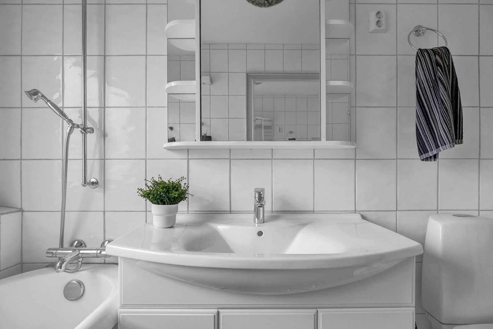 Speilskap med oppbevaringsplass. Galleribilde