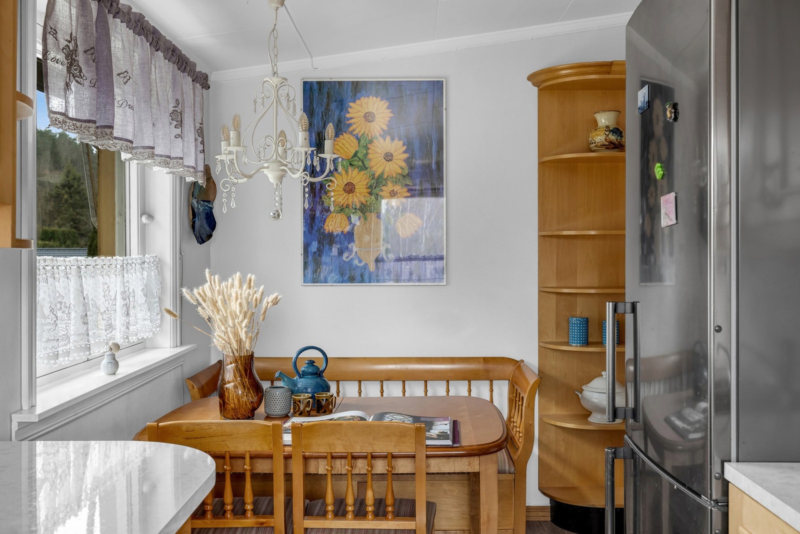 Koselig spiseplass på kjøkkenet. Galleribilde