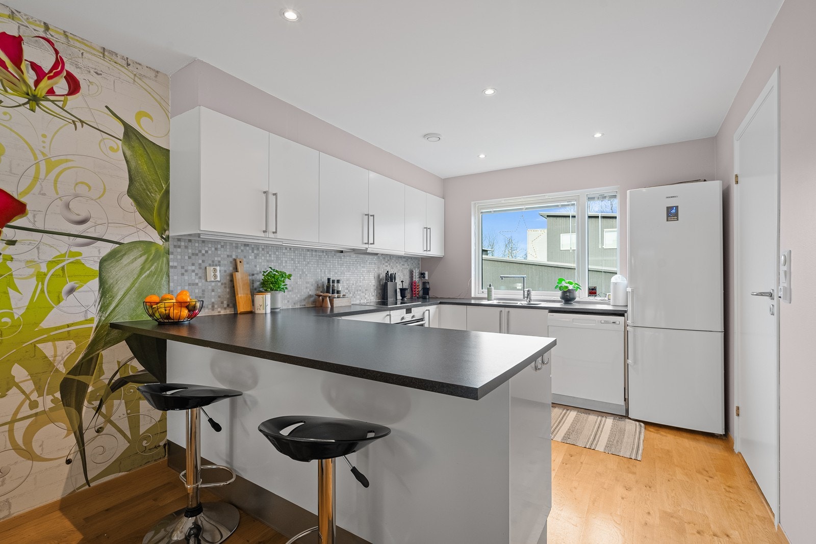 Praktisk barløsning med barstoler for raske måltider. Galleribilde