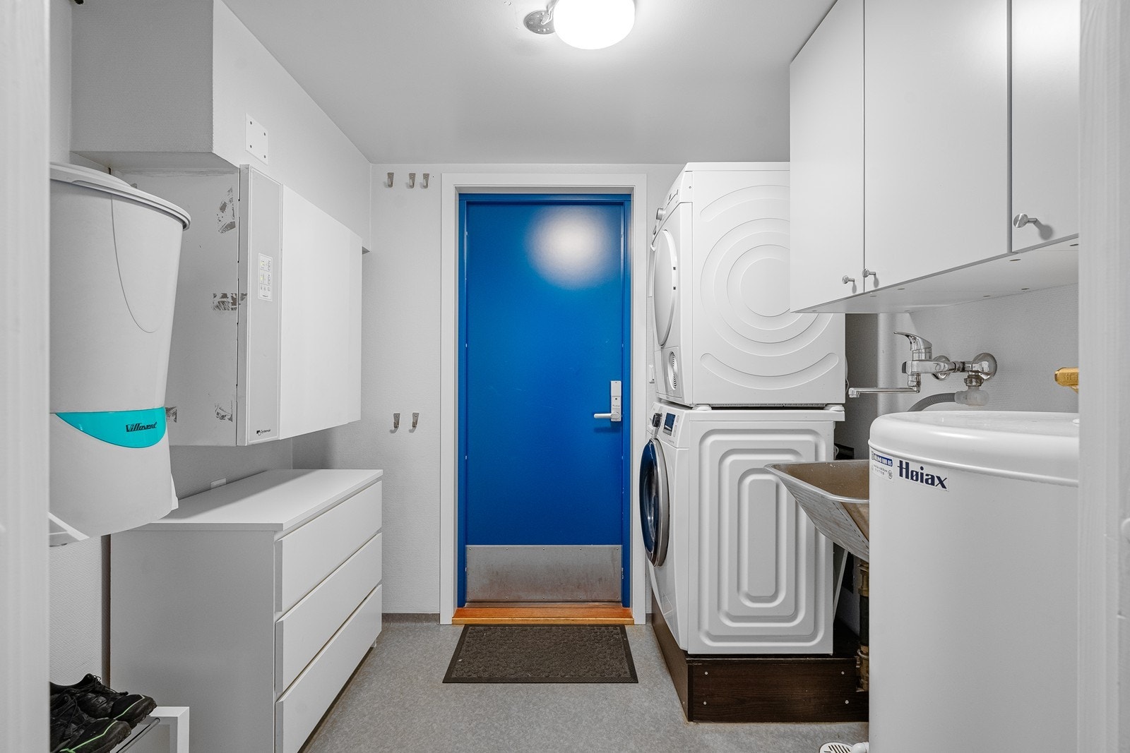 Biinngang/vaskerom ligger praktisk til i bakkant av kjøkken. Varmekabler i gulv. Galleribilde