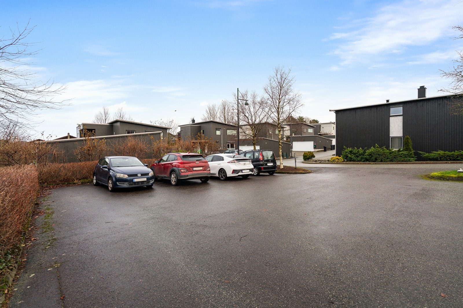 Gjesteparkering for Blåklokkeveien ligger kun få meter fra boligen. Galleribilde