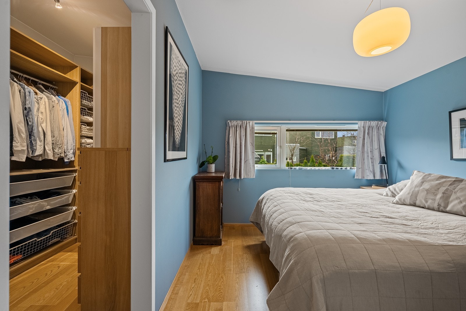 Ekstra takhøyde gir rommet et luftig preg. Galleribilde