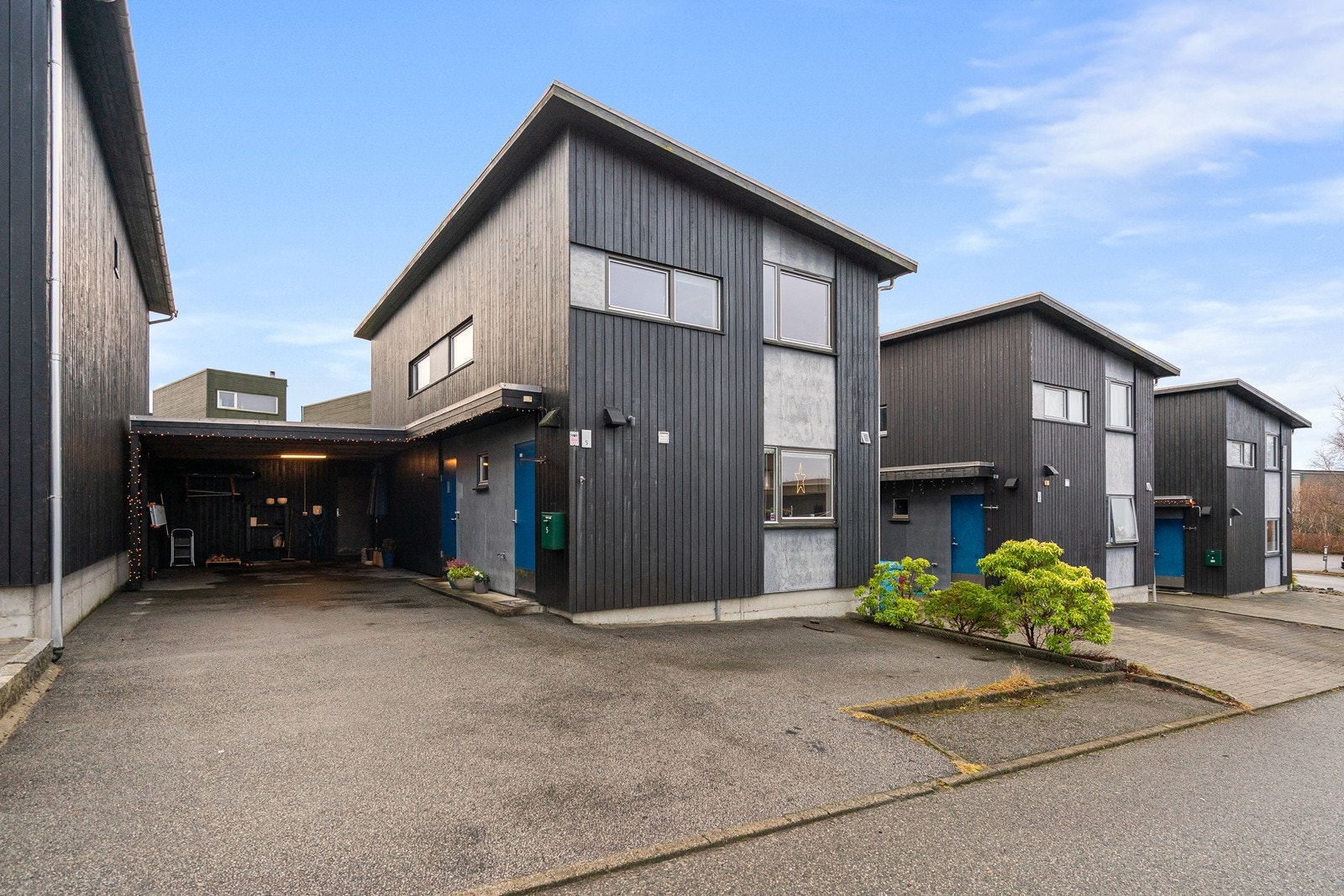 Velkommen til Blåklokkeveien 5.
Innholdsrik enebolig i attraktivt område på Smeaheia.
Gode parkeringsforhold i romslig carport samt flere biloppstillingsplasser i eget gårdsrom. (Bilde Hanne T. Karlsen). Galleribilde