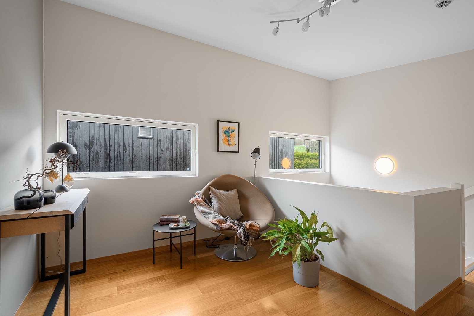 Trappen fører opp til en lys og luftig loftsstue med mange bruksmuligheter. Perfekt som tv-stue, kontor eller lekeområde. Galleribilde