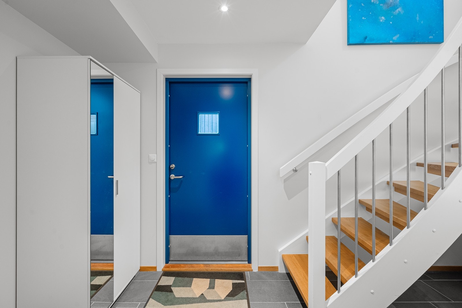 Velkommen inn. Romslig entré med garderobeskap. Varmekabler i gulv. Galleribilde