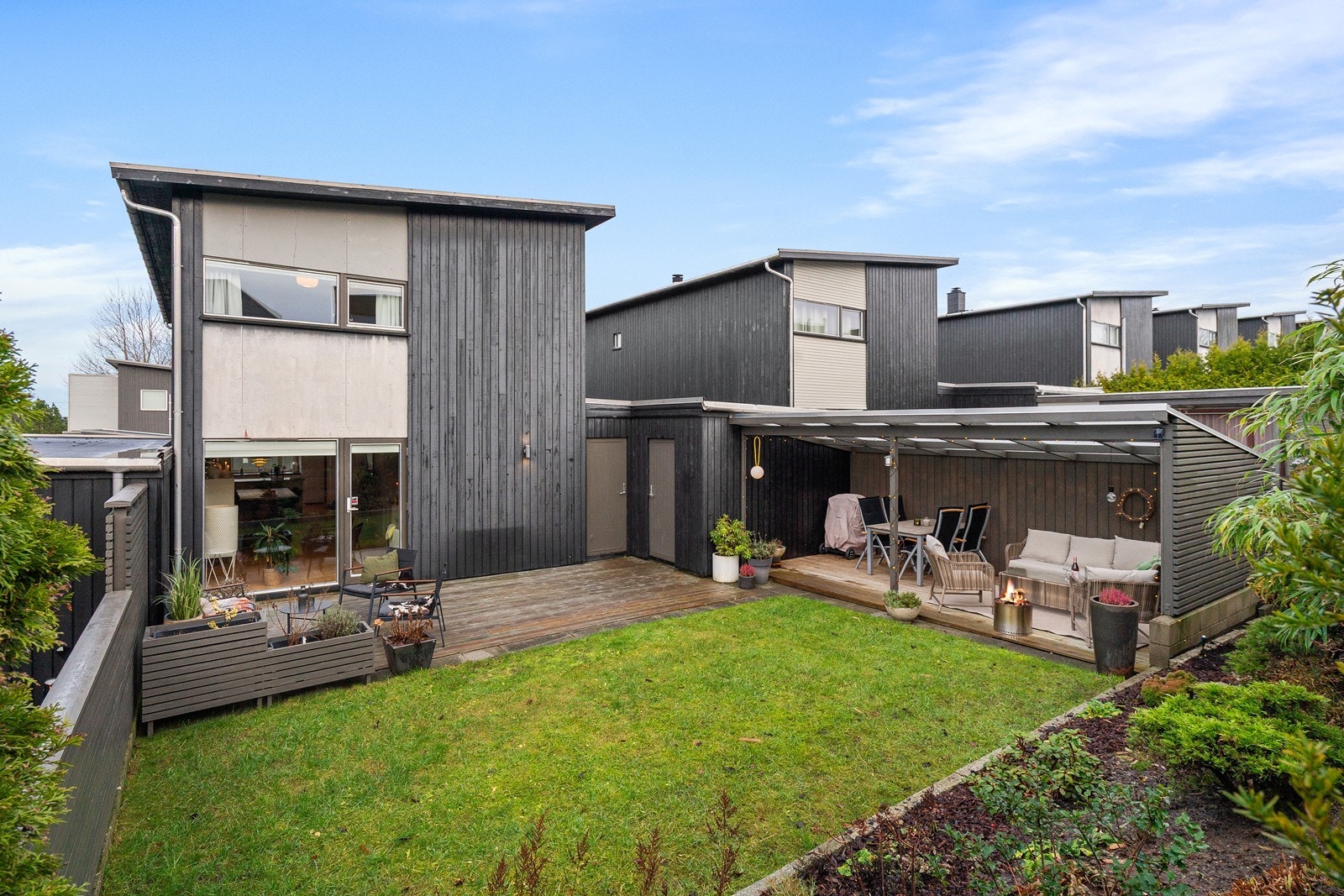 Meget solrikt og pent opparbeidet uteareal. Galleribilde