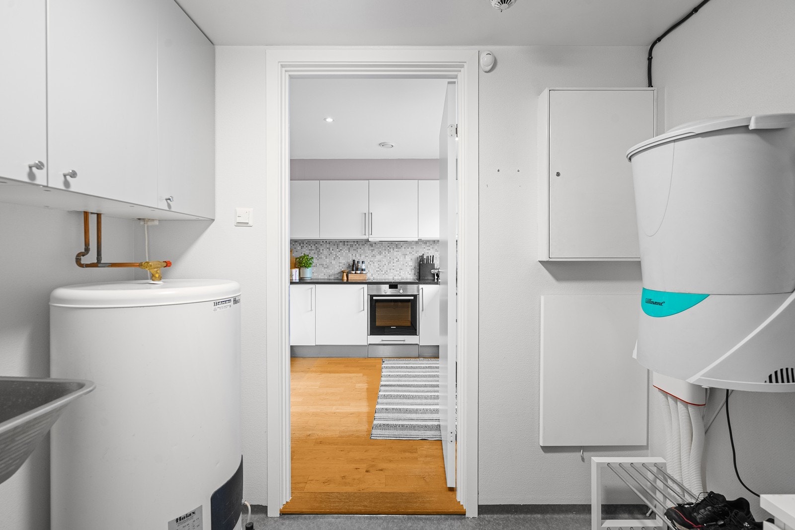 Boligen har sentralstøvsuger og balansert ventilasjon.
Nyere vegghengte skap til oppbevaring. Galleribilde