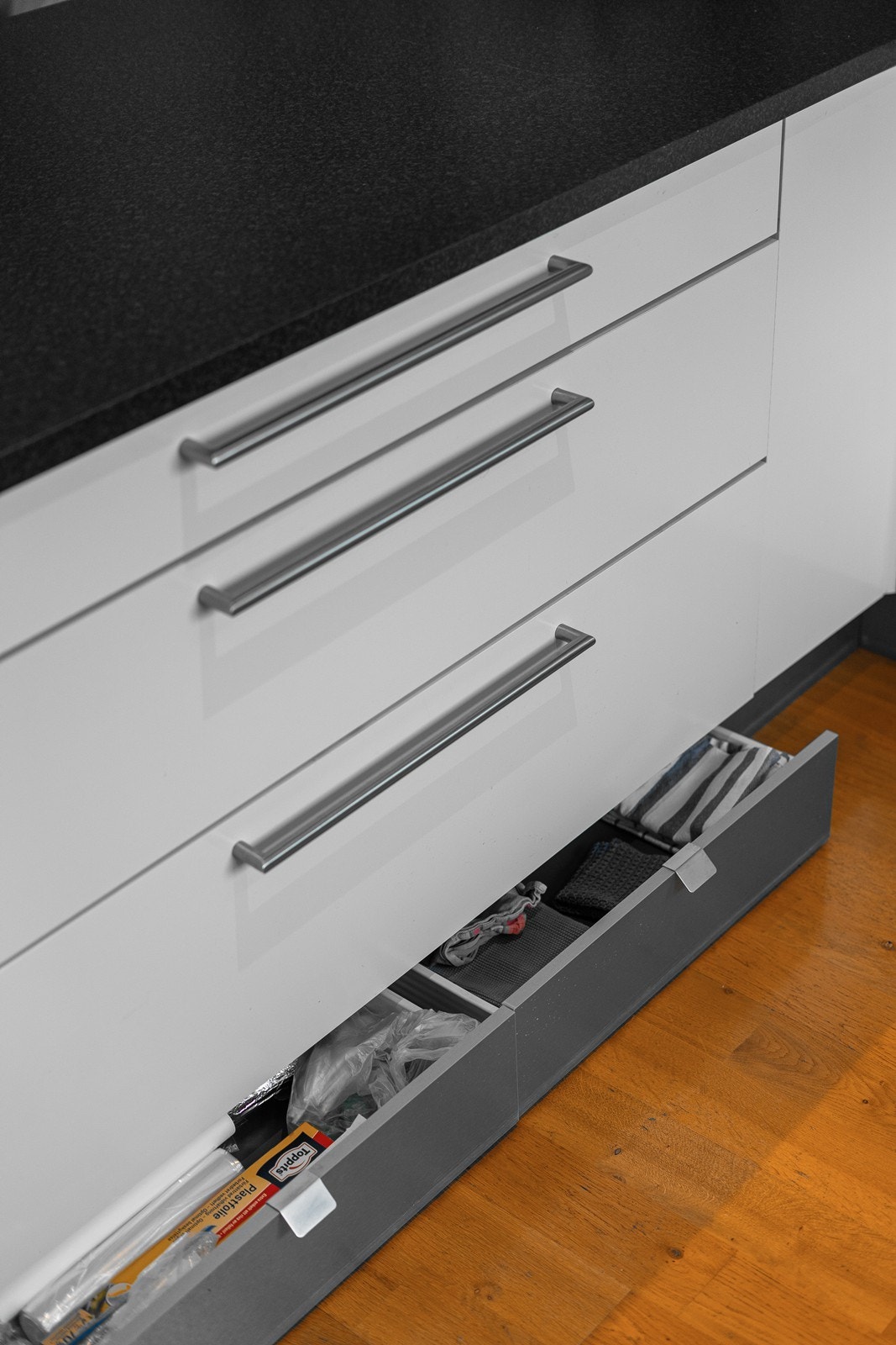 Smarte skuffer i sokkelen gir ekstra oppbevaring. Galleribilde