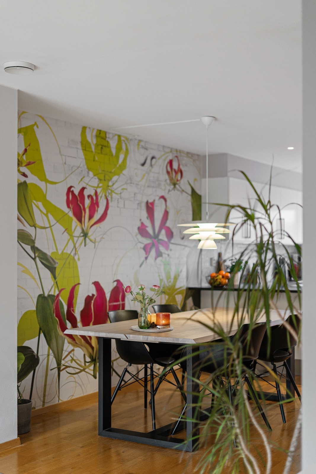 Kontrastveggen gir rommet stil og karakter. Galleribilde