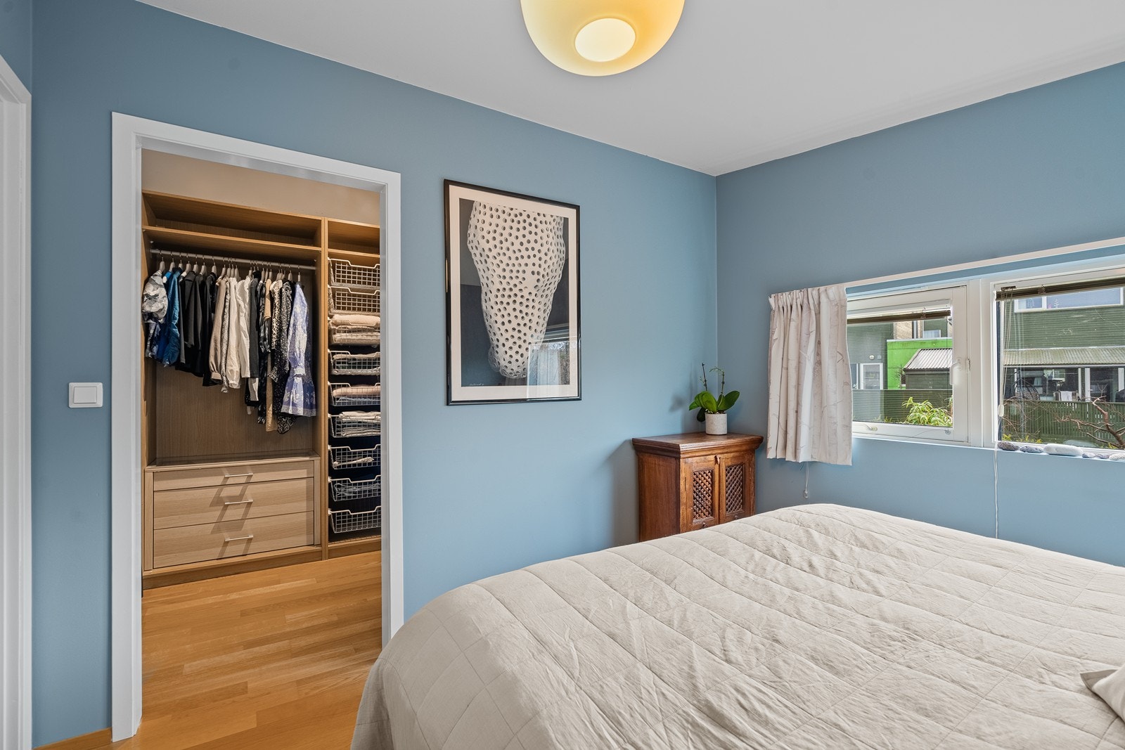 Stort omkledningsrom / walk-in closet direkte fra soverommet. Meget innholdsrik garderobeløsning med både skuffer og heng. Alle damers drøm. Galleribilde