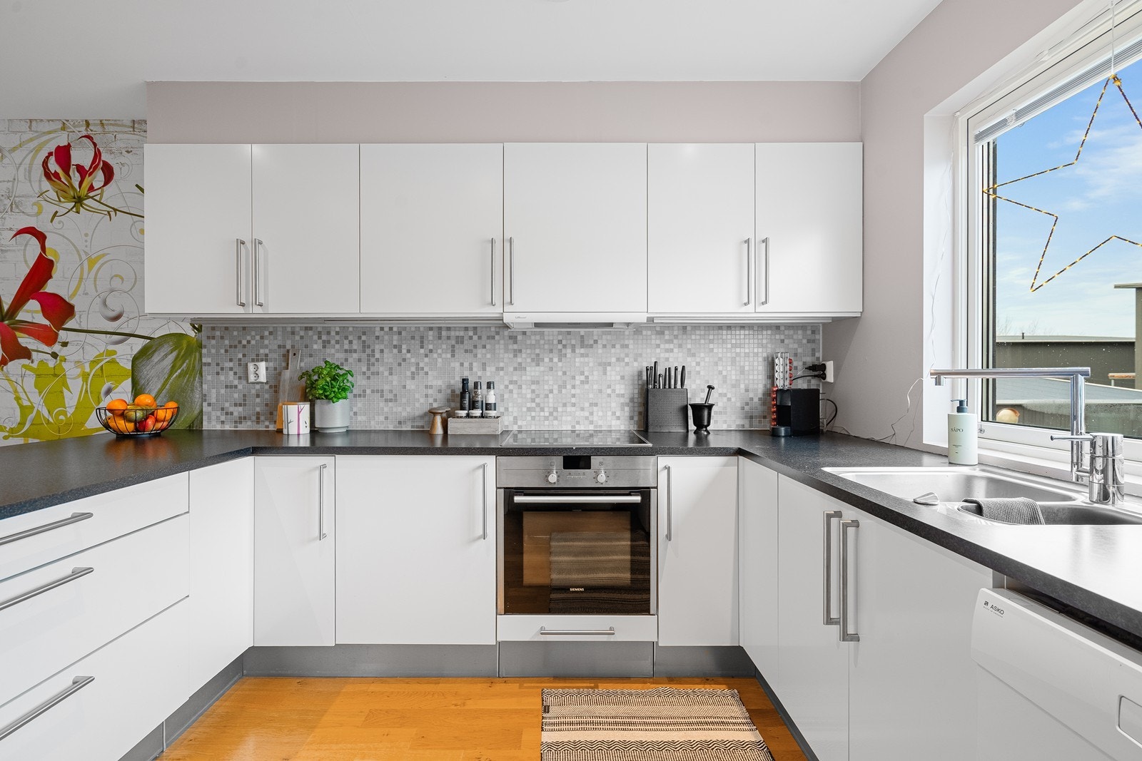 Mosaikkfliser over benk er praktisk og gir et moderne uttrykk. Galleribilde