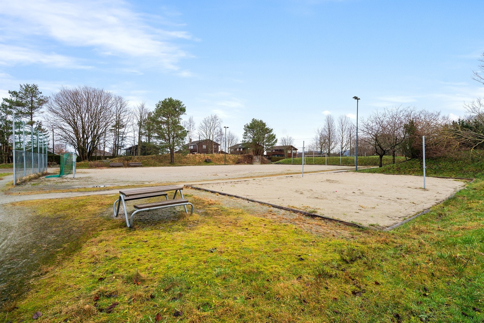 Fotballøkker, volleyballbane og lekeplasser i nærmiljøet. Galleribilde