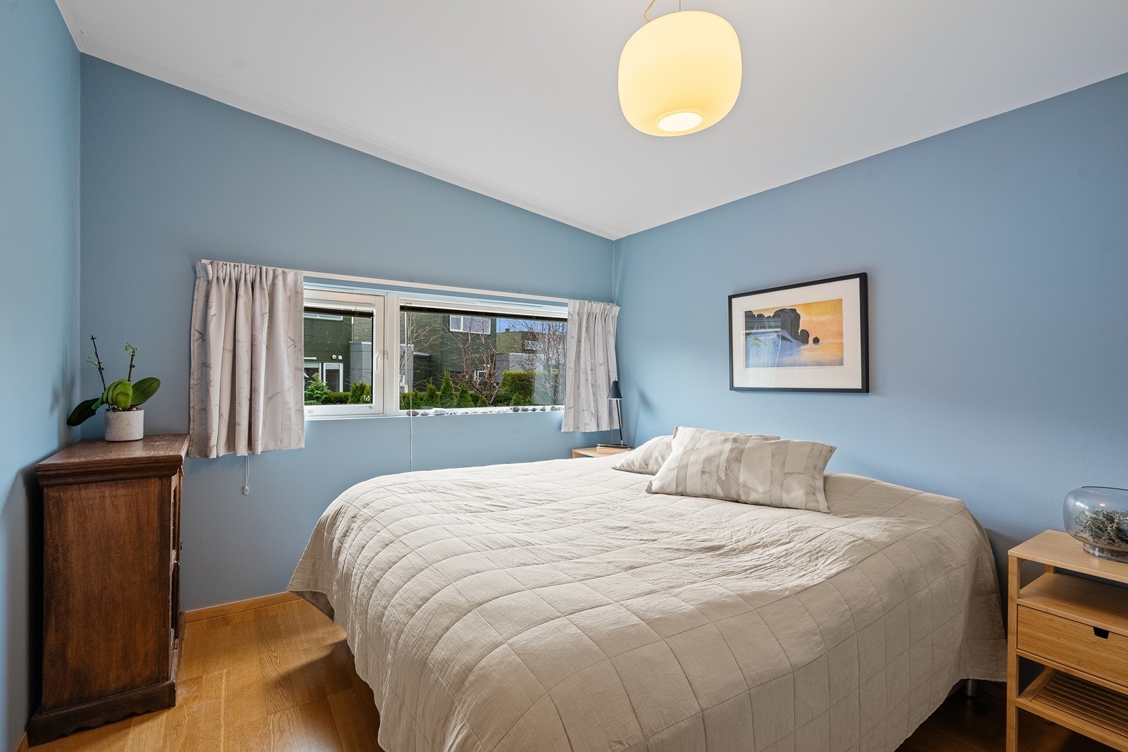 Romslig hovedsoverom med malte flater på vegger og parkett på gulv. Galleribilde