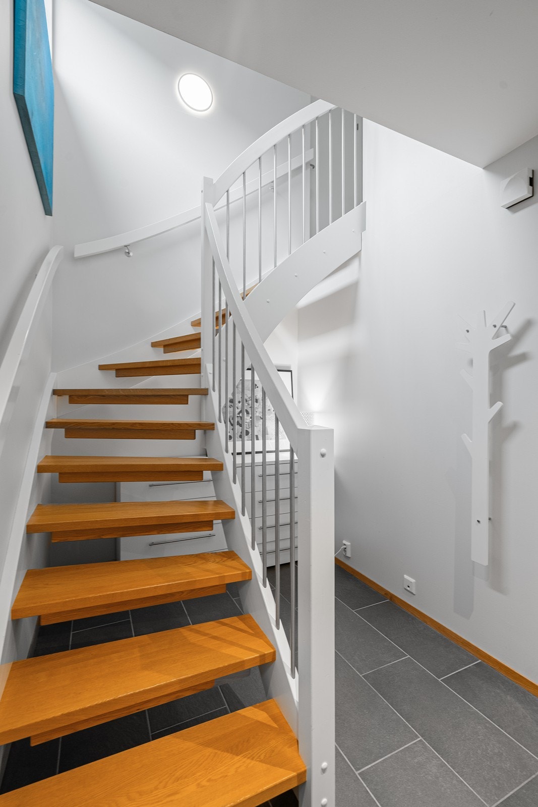 Flott trapp binder de to etasjene fint sammen.
God plass til oppbevaring under trapp. Galleribilde