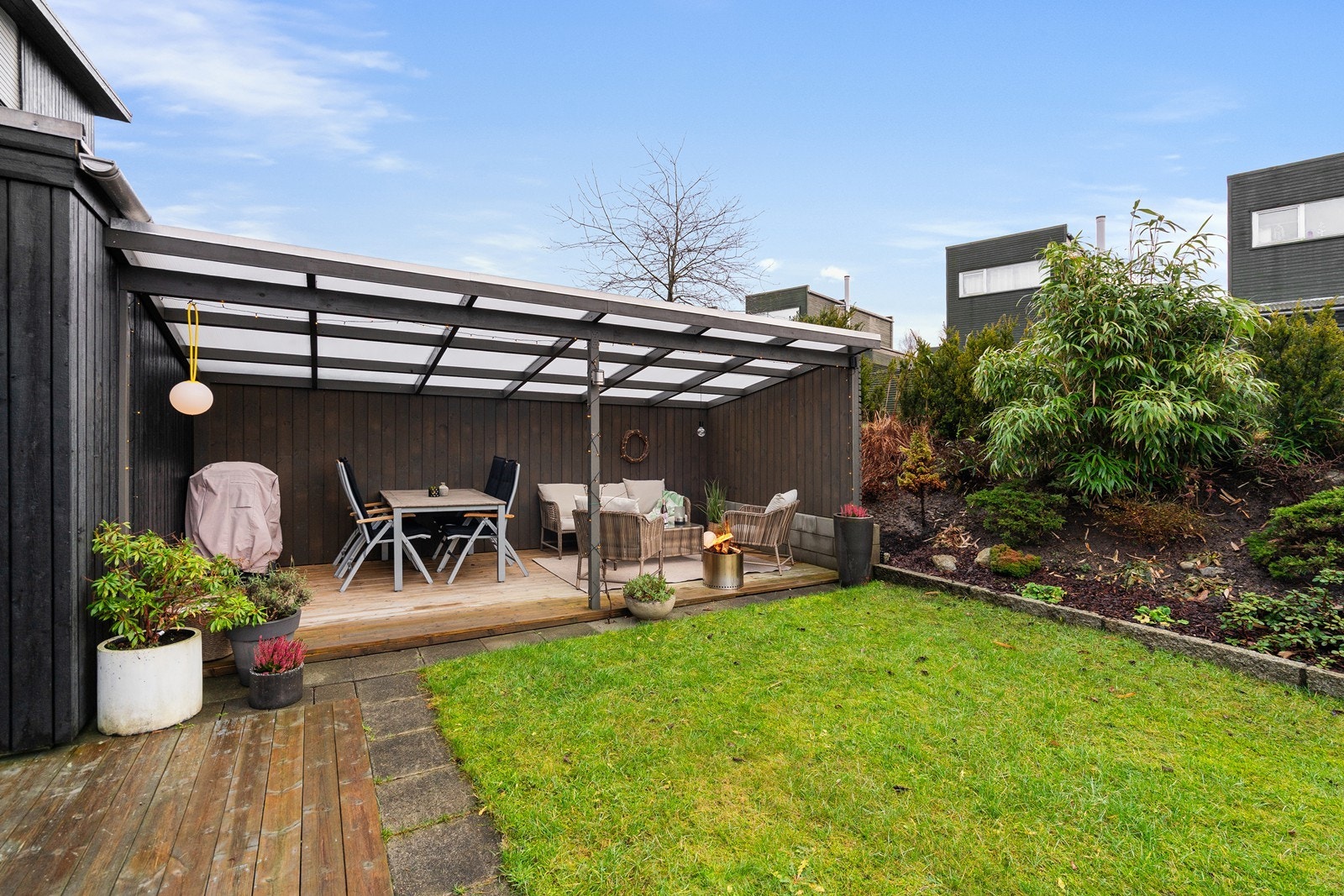 Solrik terrasse, hage og hagestue (15 kvm). Tomten grenser til felles grøntareal. Sitt i le for nordavinden med sol fra morgen til kveld ( ca til 20.30 sommerstid ) Galleribilde