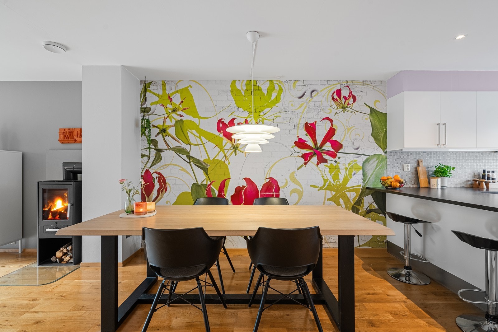 Naturlig samlingspunkt for familie og gjester. Den åpne løsningen gjør at kokken aldri blir stående alene. Galleribilde