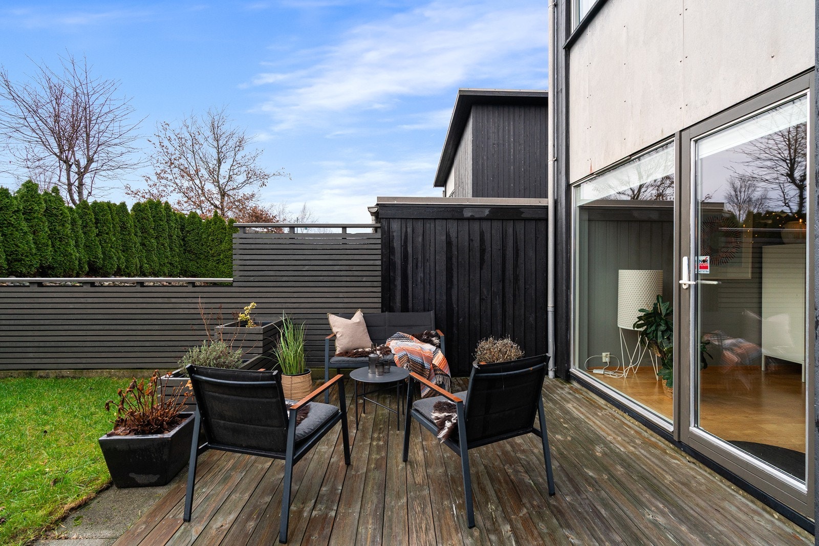 Flott solrik terrasse som binder hage og bolig sammen. Galleribilde