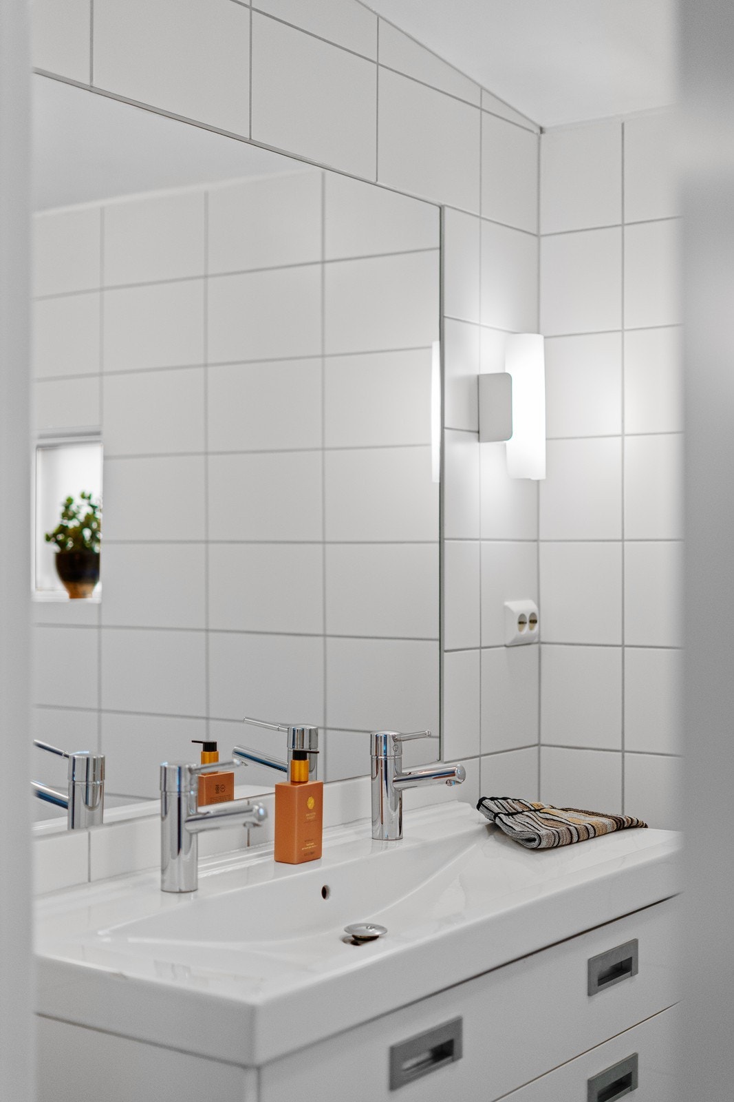 God oppbevaringsplass i skuffer under vask. Galleribilde