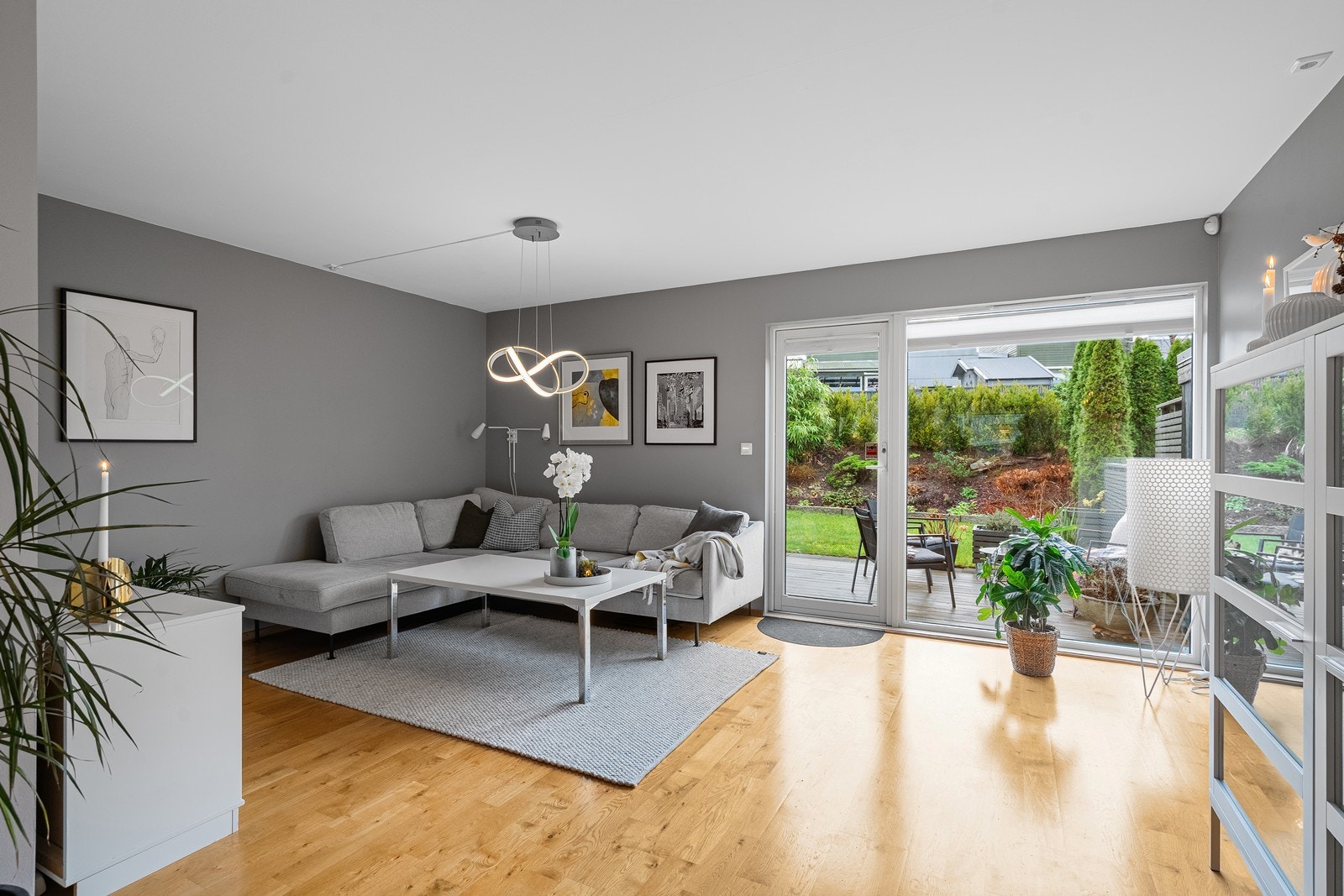 Stue og kjøkken har store gjennomgående vindusflater noe som gir rommet et lyst og luftig preg. Utgang til terrasse og hage med gode solforhold. Rommet har varmekabler i gulv. Galleribilde