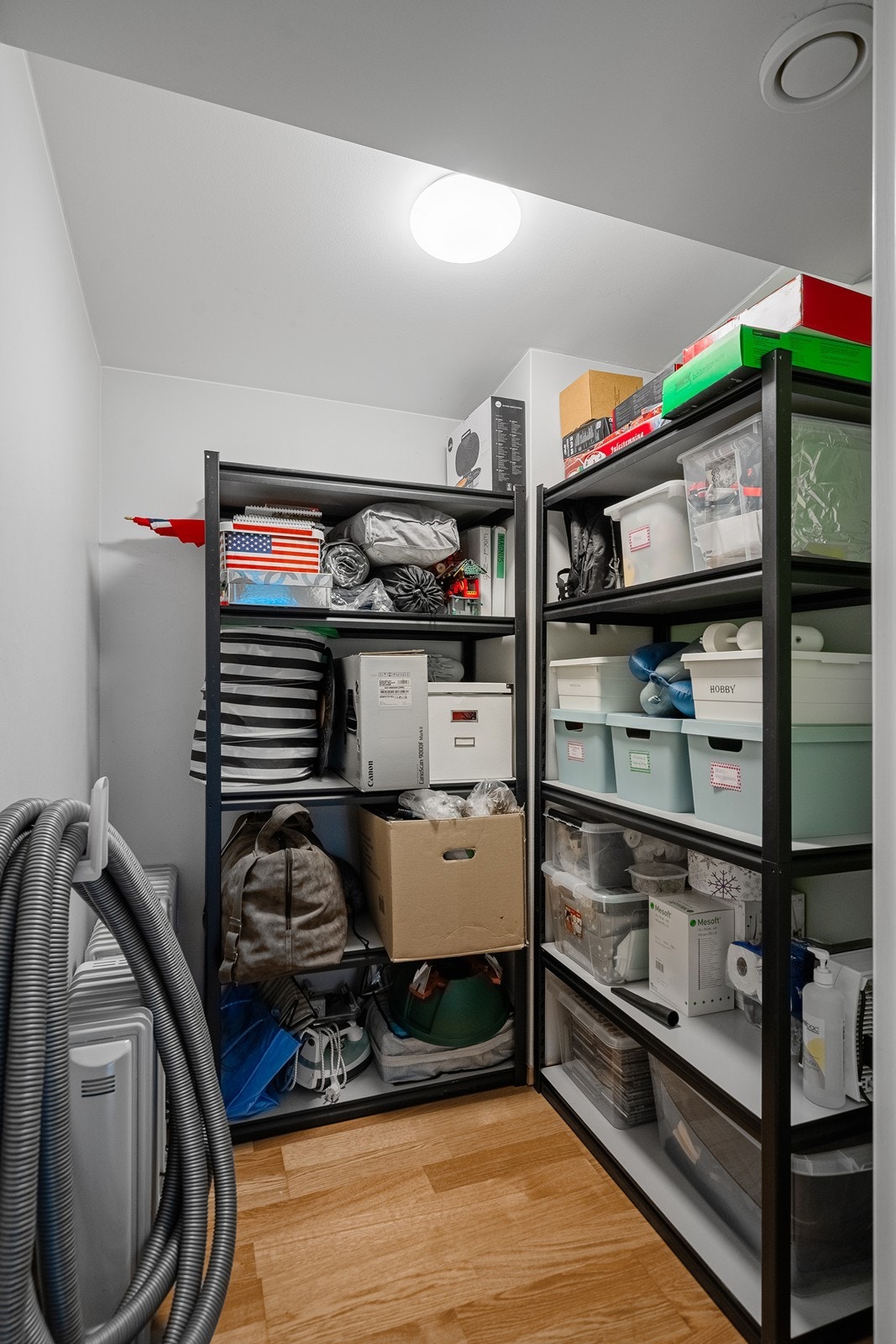 Praktisk innvendig bod med god lagringsplass. Galleribilde