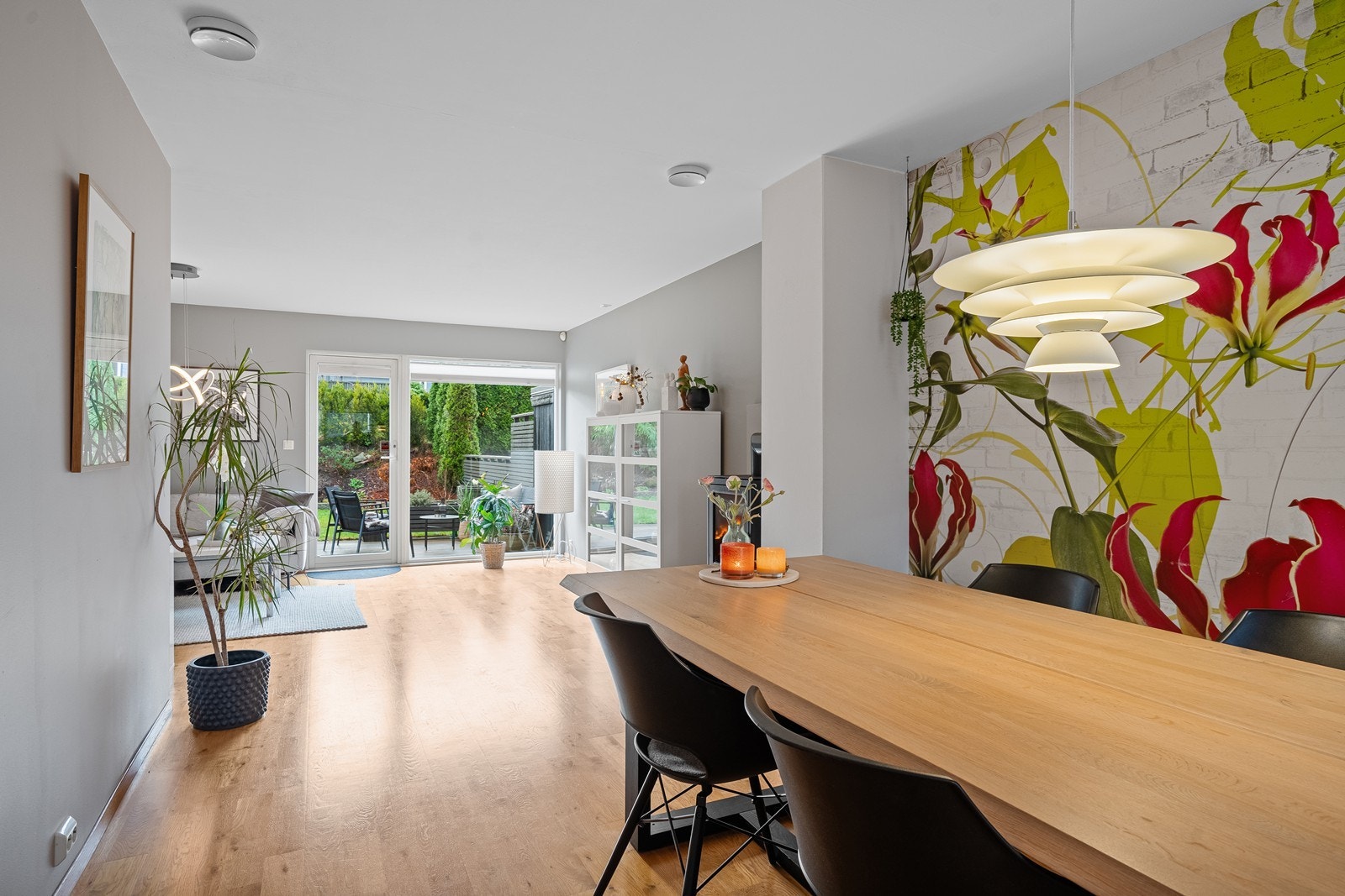 Åpen løsning som gir god flyt mellom stue og kjøkken. Galleribilde