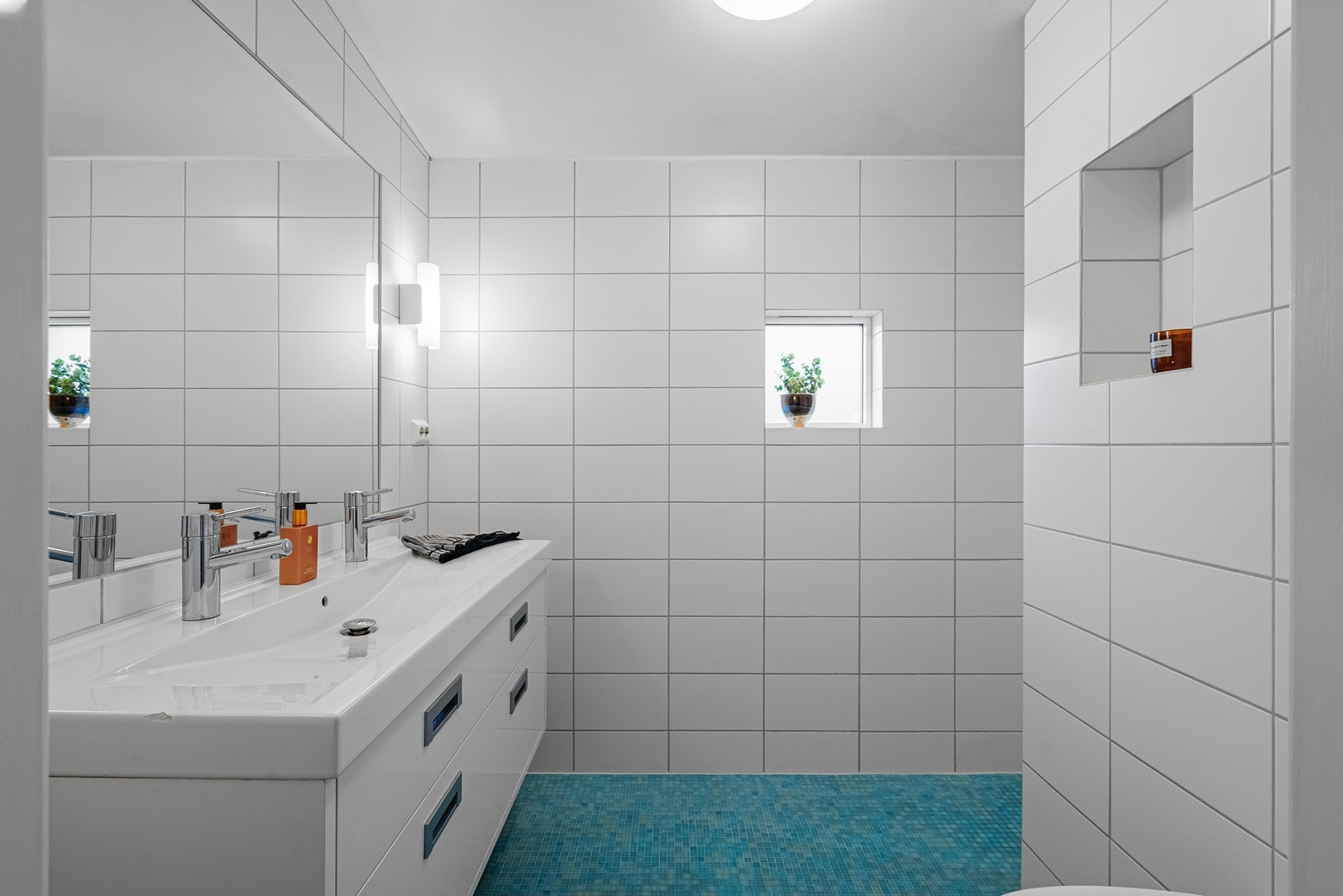 Hvite fliser på vegger gir et rent og tidløst uttrykk. Galleribilde