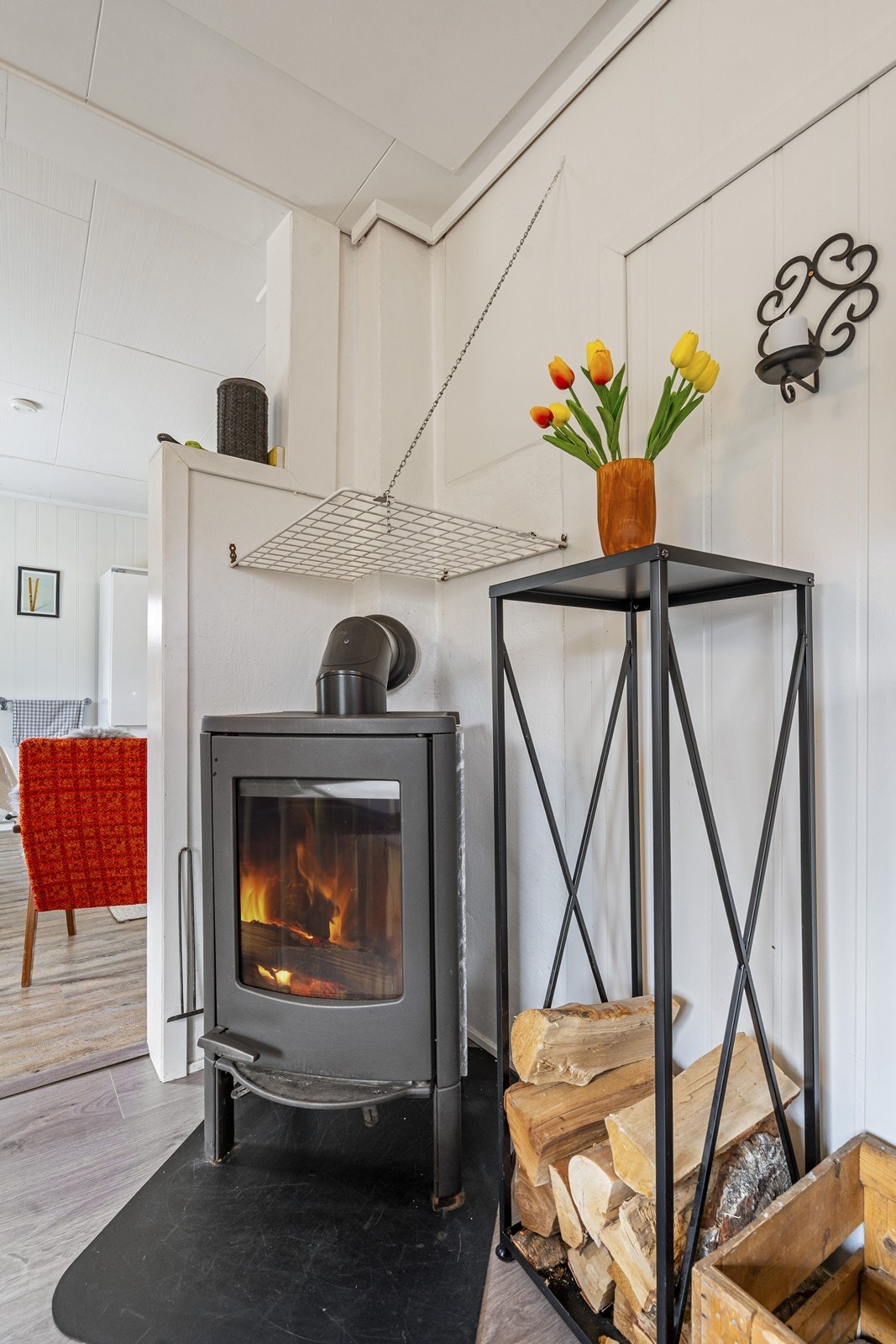 Nyere vedovn med glassfront. Galleribilde