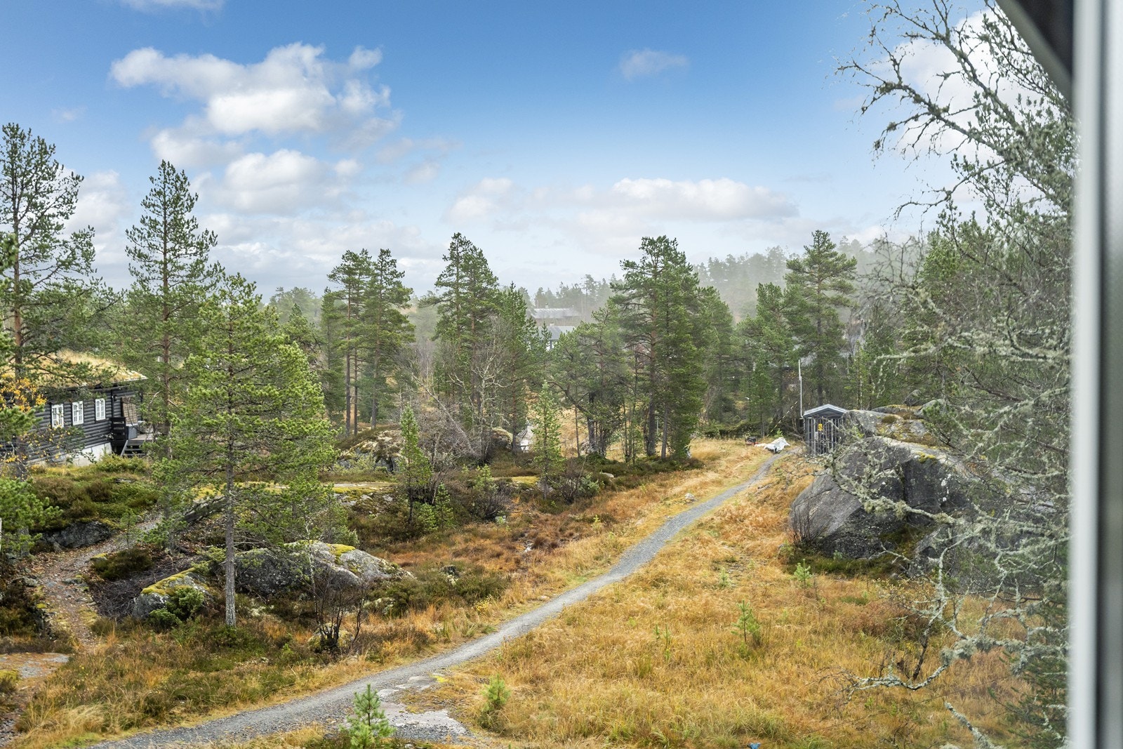 Utsikt gjennom vindu. Galleribilde