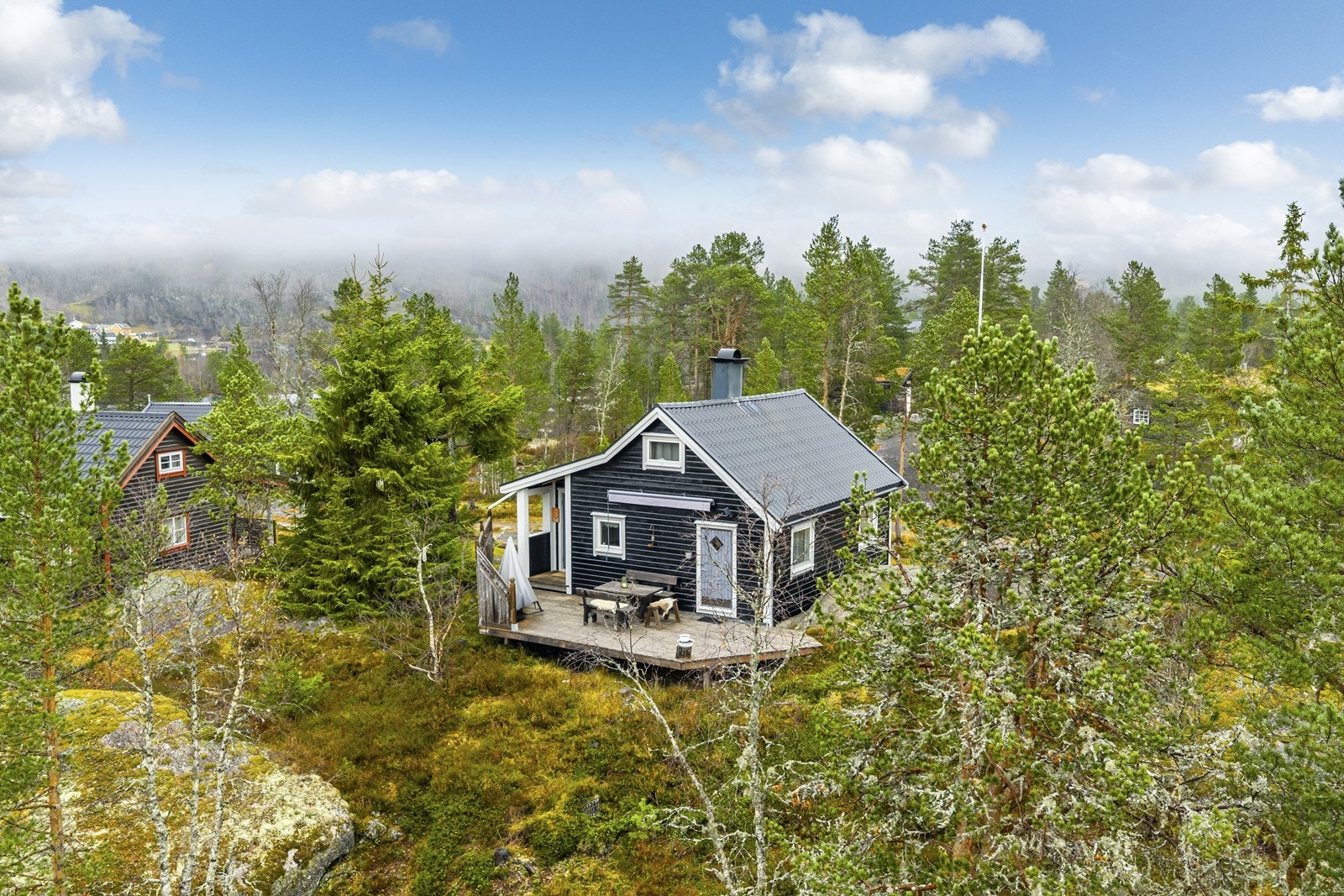 Området er perfekt for den som ønsker å bruke naturen - med akebakke utenfor og preparerte skiløyper rett over broa, ca 100m fra hytta. Galleribilde