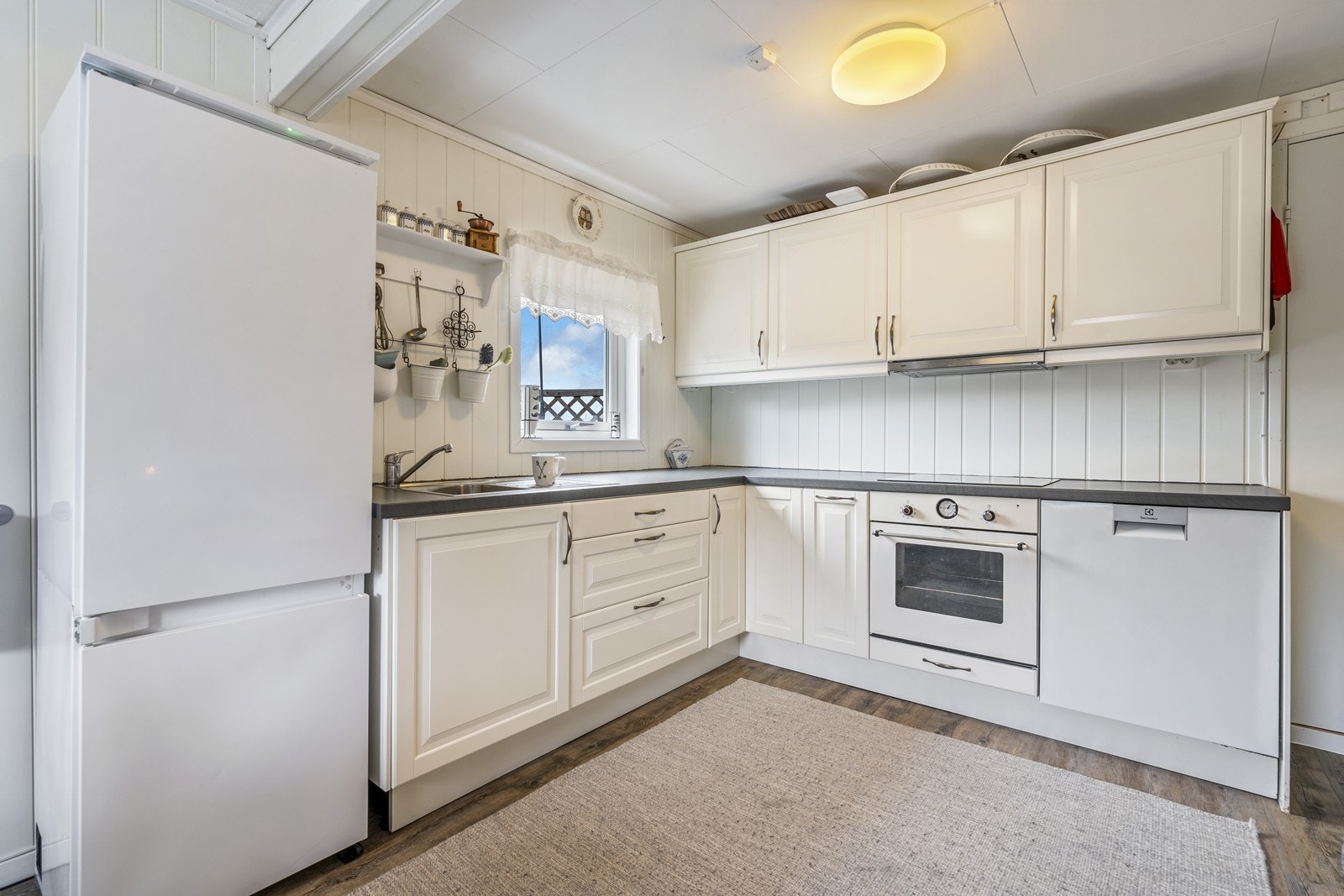 Stue med hvitevarer som medfølger kjøpet. Galleribilde