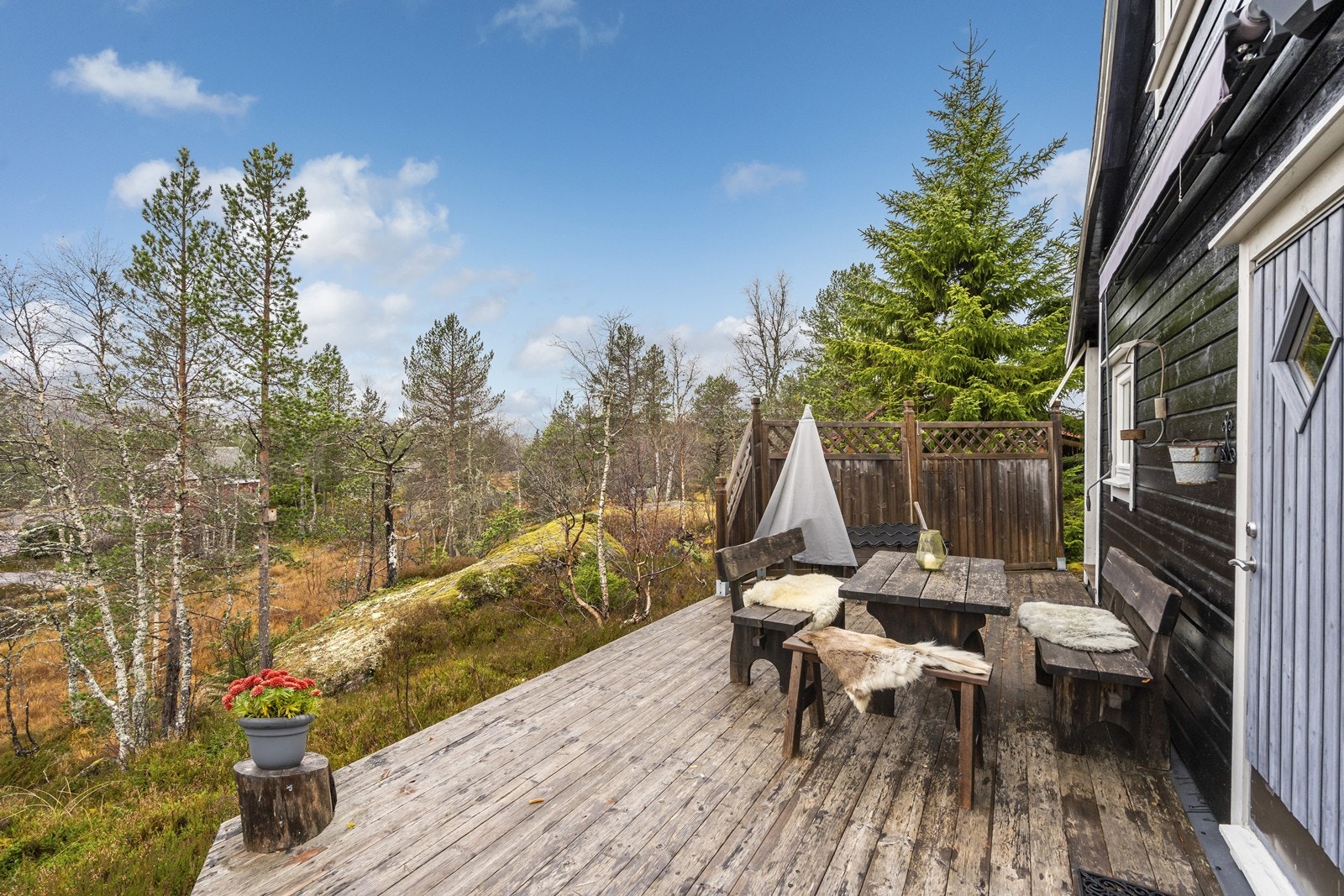 Her er det god plass til å lage en koselig sittegruppe og nyte den fantastiske naturen. Galleribilde