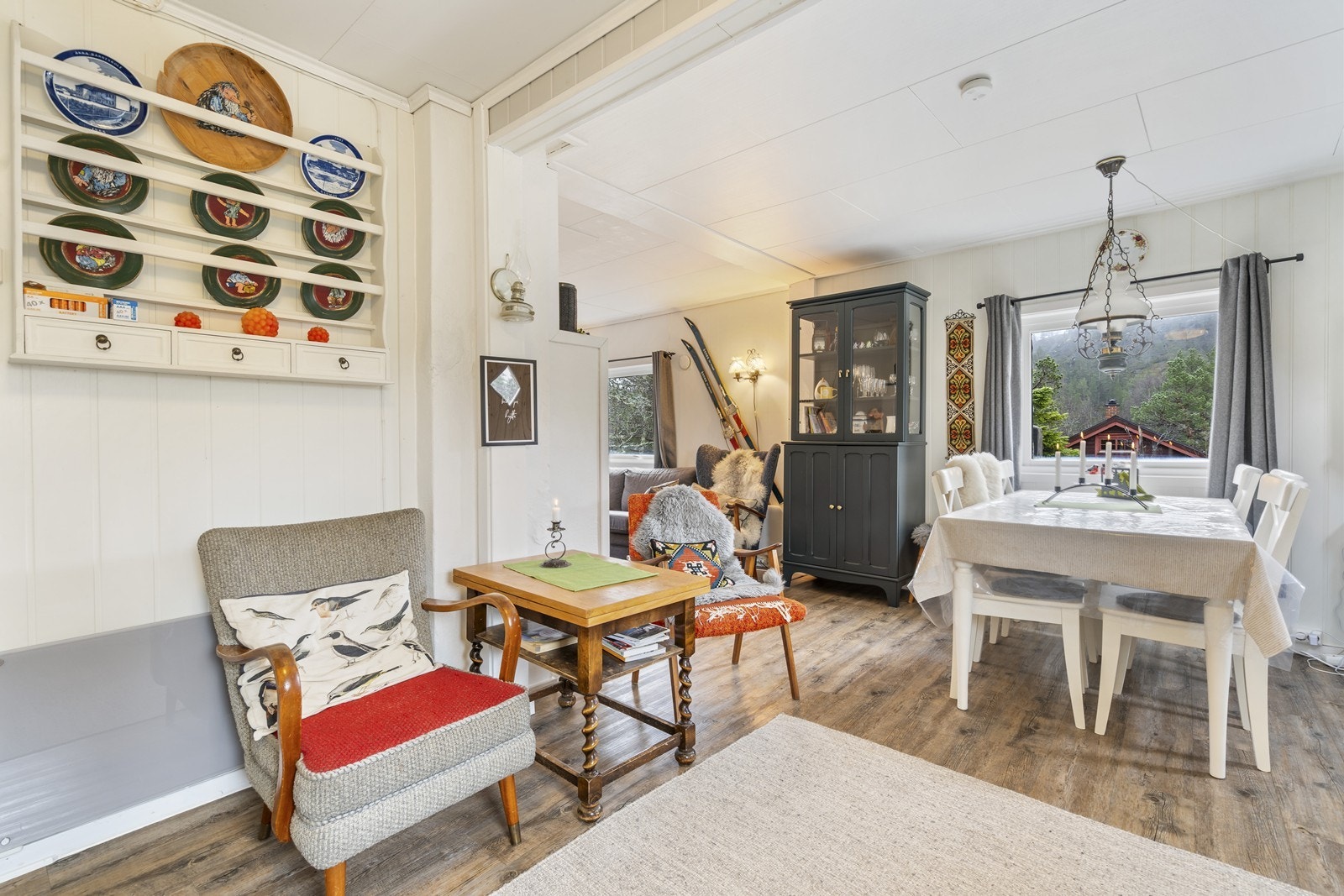 Åpen løsning fra kjøkken og inn mot spisestua. Galleribilde