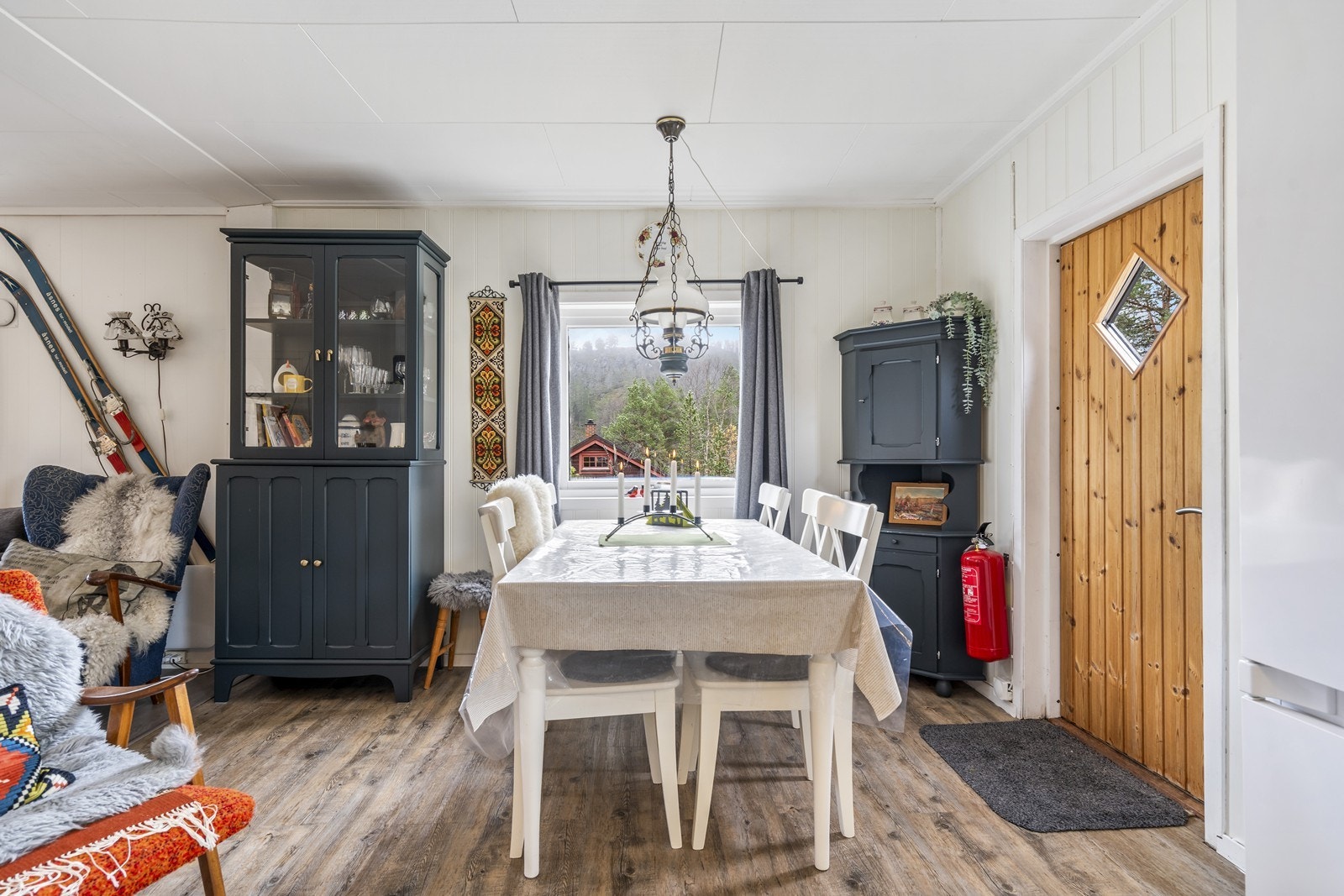 Fra stuen er det direkte utgang til hyttens terrasse, hvor du kan nyte en nydelig utsikt. Galleribilde