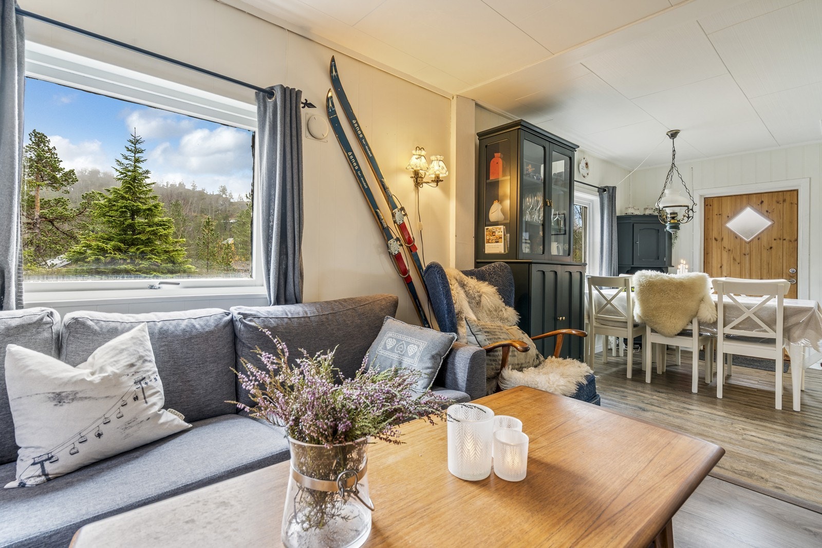 Stue med spiseplass i bakgrunnen. Her har du plass til å samle familien til hyggelige måltider. Galleribilde