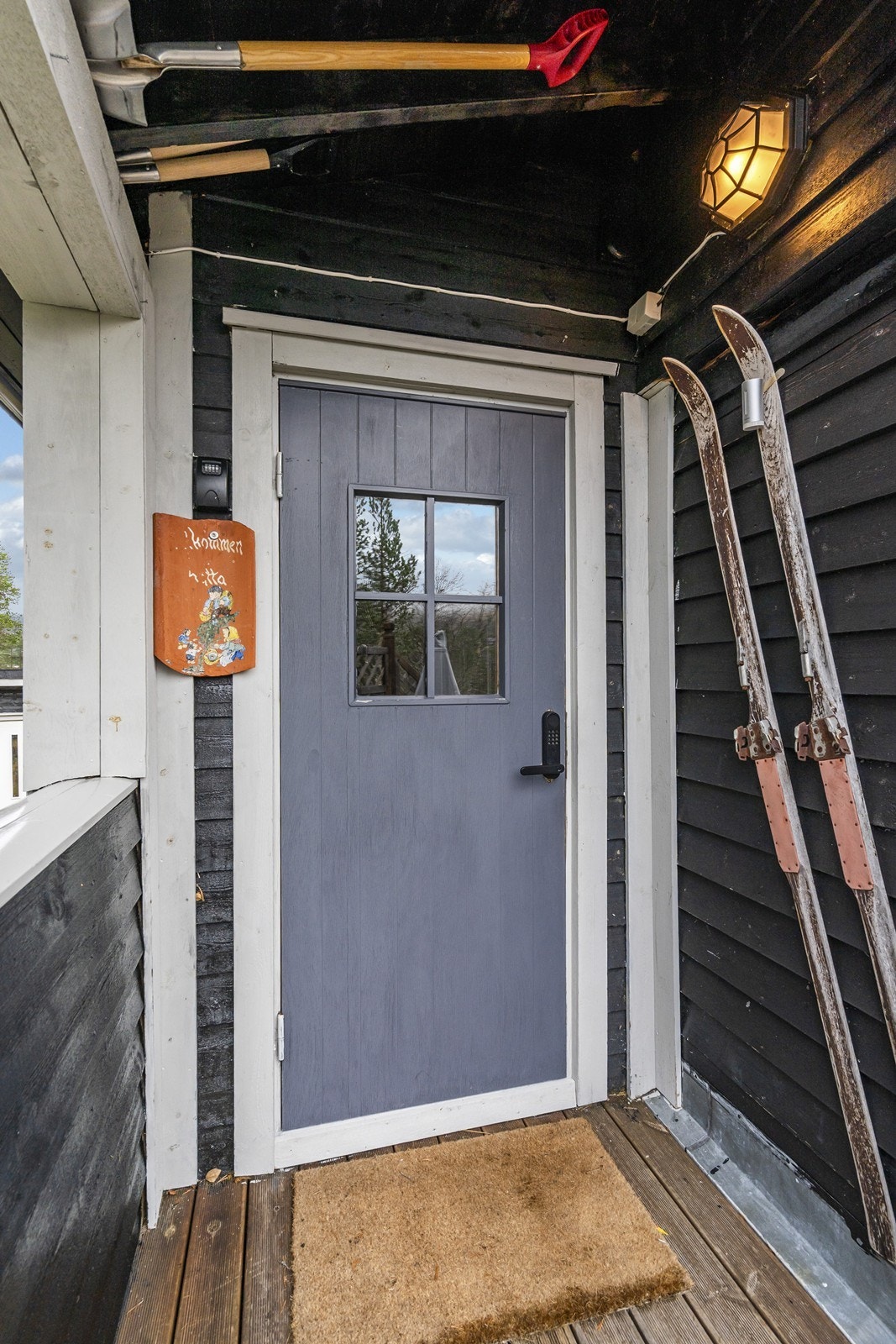 Inngang til hytta er overbygget Galleribilde