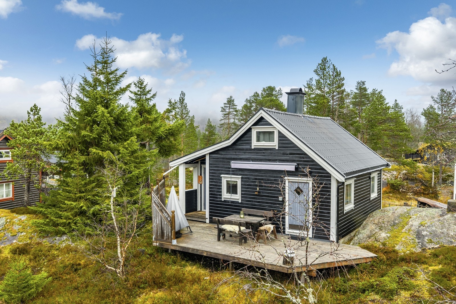 Løyningsosen 13 ligger idyllisk til i vakre fjellomgivelser, høyt over havet, og byr på enkel tilgang til både vinteraktiviteter og naturopplevelser. Galleribilde