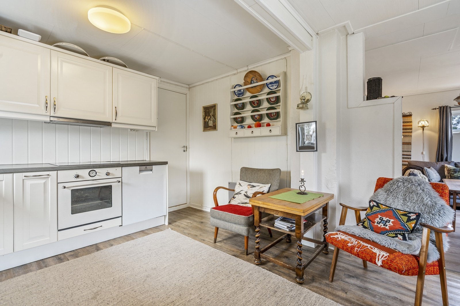 Kjøkken med integrerte hvitevarer og åpen løsning. Galleribilde